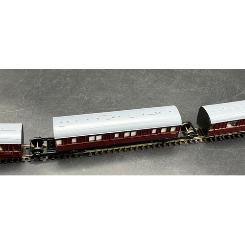 178 - Kit-built OO 3 Part Maroon Coaches with Jacobs Bogie #'s E1418E, E1420E, E1421E, finished to high st... 