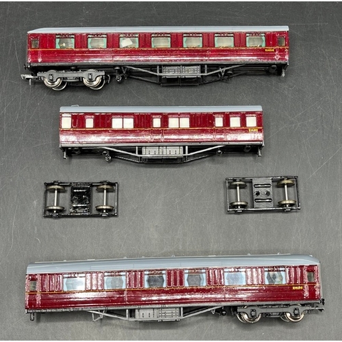 178 - Kit-built OO 3 Part Maroon Coaches with Jacobs Bogie #'s E1418E, E1420E, E1421E, finished to high st... 