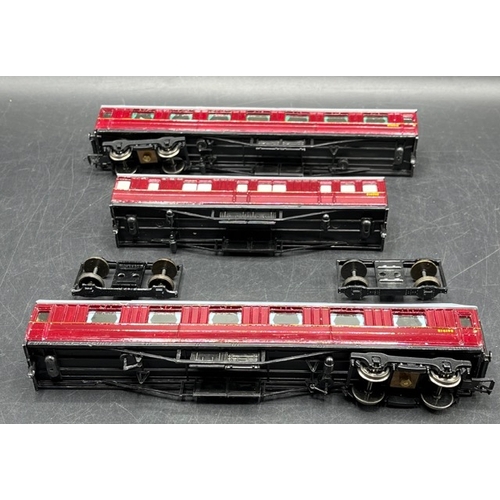 178 - Kit-built OO 3 Part Maroon Coaches with Jacobs Bogie #'s E1418E, E1420E, E1421E, finished to high st... 