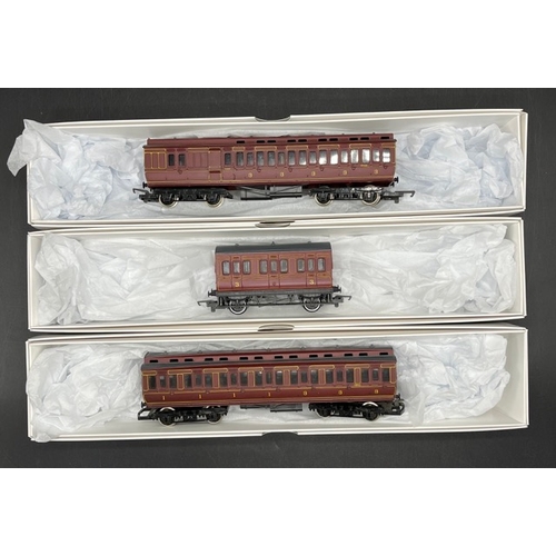 179 - Two OO gauge rakes of coaches with Clerestory roofs, 'Ready-to-Roll'
(1000g)
Hornby R385 L.M.S. Cler... 