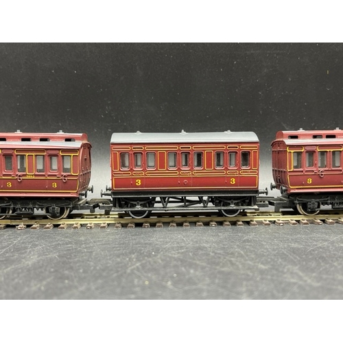 179 - Two OO gauge rakes of coaches with Clerestory roofs, 'Ready-to-Roll'
(1000g)
Hornby R385 L.M.S. Cler... 