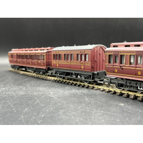 179 - Two OO gauge rakes of coaches with Clerestory roofs, 'Ready-to-Roll'
(1000g)
Hornby R385 L.M.S. Cler... 