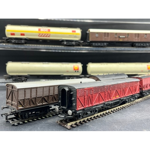 180 - 10 OO gauge Rolling stock 'Ready-to-Roll'
(2100g)
Five kit-built Siphon/Parcel/Luggage van coaches, ... 