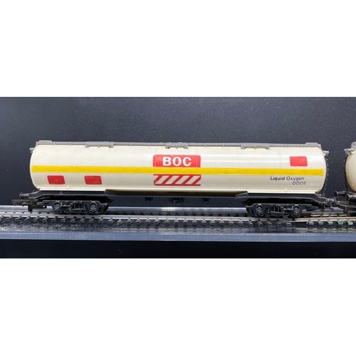 180 - 10 OO gauge Rolling stock 'Ready-to-Roll'
(2100g)
Five kit-built Siphon/Parcel/Luggage van coaches, ... 