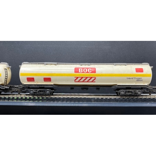 180 - 10 OO gauge Rolling stock 'Ready-to-Roll'
(2100g)
Five kit-built Siphon/Parcel/Luggage van coaches, ... 