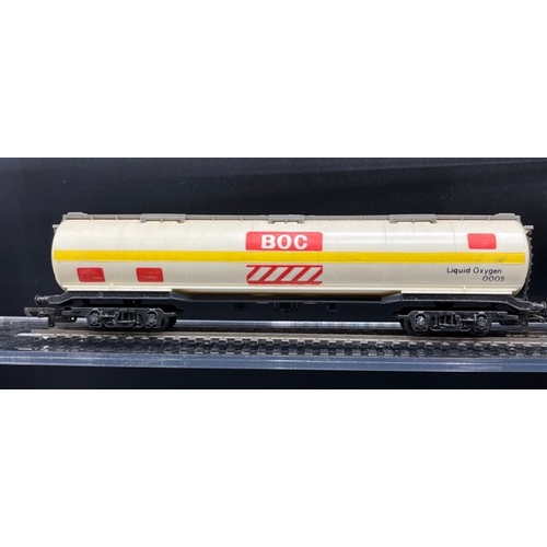 180 - 10 OO gauge Rolling stock 'Ready-to-Roll'
(2100g)
Five kit-built Siphon/Parcel/Luggage van coaches, ... 