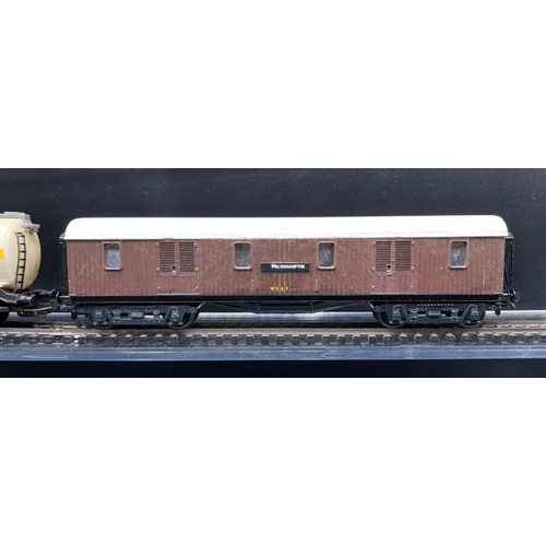 180 - 10 OO gauge Rolling stock 'Ready-to-Roll'
(2100g)
Five kit-built Siphon/Parcel/Luggage van coaches, ... 