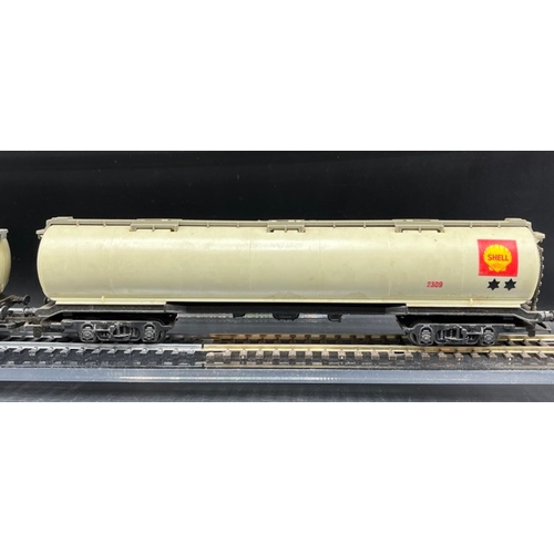 180 - 10 OO gauge Rolling stock 'Ready-to-Roll'
(2100g)
Five kit-built Siphon/Parcel/Luggage van coaches, ... 