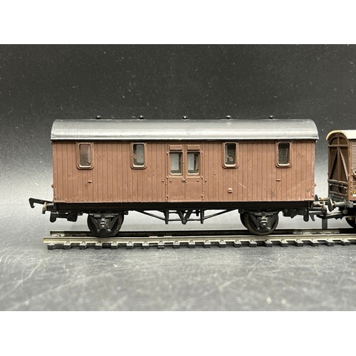 180 - 10 OO gauge Rolling stock 'Ready-to-Roll'
(2100g)
Five kit-built Siphon/Parcel/Luggage van coaches, ... 