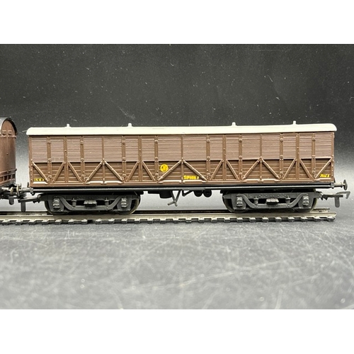 180 - 10 OO gauge Rolling stock 'Ready-to-Roll'
(2100g)
Five kit-built Siphon/Parcel/Luggage van coaches, ... 