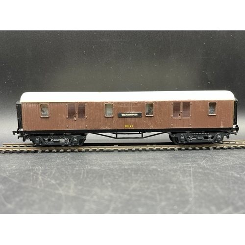 180 - 10 OO gauge Rolling stock 'Ready-to-Roll'
(2100g)
Five kit-built Siphon/Parcel/Luggage van coaches, ... 