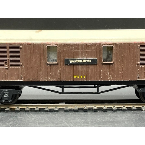 180 - 10 OO gauge Rolling stock 'Ready-to-Roll'
(2100g)
Five kit-built Siphon/Parcel/Luggage van coaches, ... 