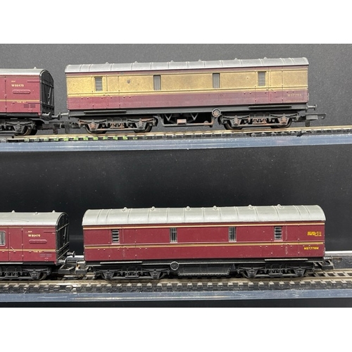 181 - 12 OO gauge Rolling stock 'Ready-to-Roll'
(2300g)
Lima L305352W Bogie Parcel Van 'Siphon G' in brown... 