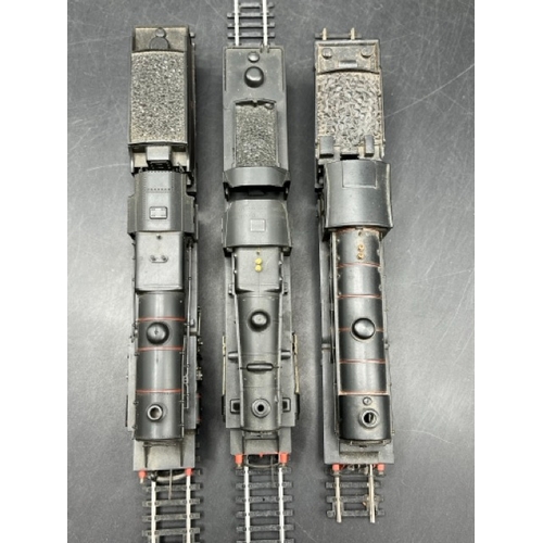 98 - Three OO gauge Steam Locomotives, two Tested as Runners
(1400g)
Hornby/Tri-ang R150S Class B12 4-6-0... 