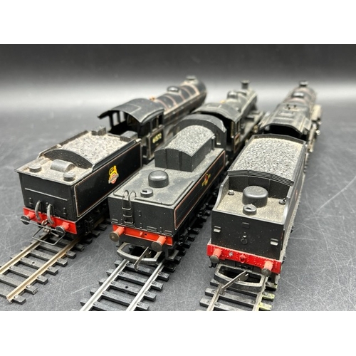 98 - Three OO gauge Steam Locomotives, two Tested as Runners
(1400g)
Hornby/Tri-ang R150S Class B12 4-6-0... 