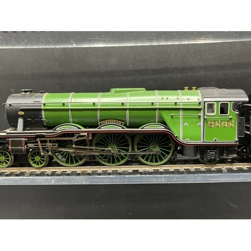 99 - Three OO gauge LNER Steam Locomotives, two Tested as Runners
(1500g)
Hornby R2103 Class A3 4-6-2 'Ca... 