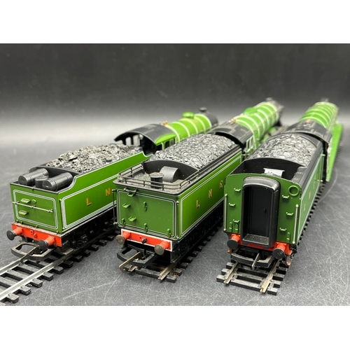 99 - Three OO gauge LNER Steam Locomotives, two Tested as Runners
(1500g)
Hornby R2103 Class A3 4-6-2 'Ca... 