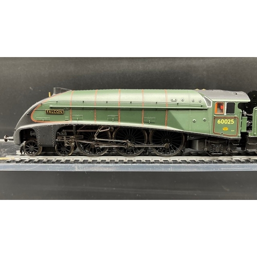 102 - Two Hornby OO gauge Steam Locomotives, both Tested Runners
(1000g)
Hornby Class A4 4-6-2 60032 