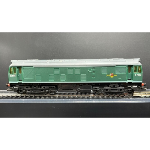 108 - Five OO gauge Diesel/Electric Locomotives, Four Tested Runners, one Forward motion only
(1900g)
Horn... 