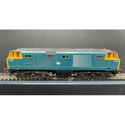 108 - Five OO gauge Diesel/Electric Locomotives, Four Tested Runners, one Forward motion only
(1900g)
Horn... 