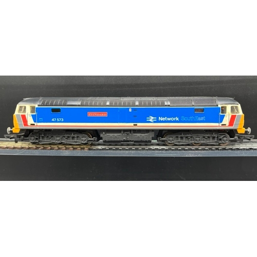 108 - Five OO gauge Diesel/Electric Locomotives, Four Tested Runners, one Forward motion only
(1900g)
Horn... 