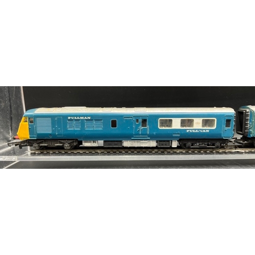 147 - Four OO Triang Diesel/Electric Locomotives, each Tested Runner
(1300g)
Tri-ang R351 Class 77 EM2 270... 