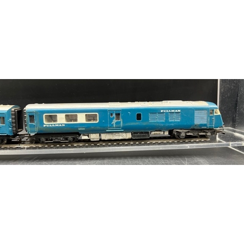 147 - Four OO Triang Diesel/Electric Locomotives, each Tested Runner
(1300g)
Tri-ang R351 Class 77 EM2 270... 