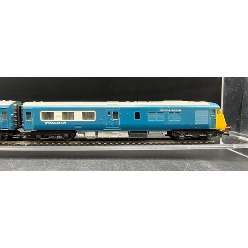 147 - Four OO Triang Diesel/Electric Locomotives, each Tested Runner
(1300g)
Tri-ang R351 Class 77 EM2 270... 