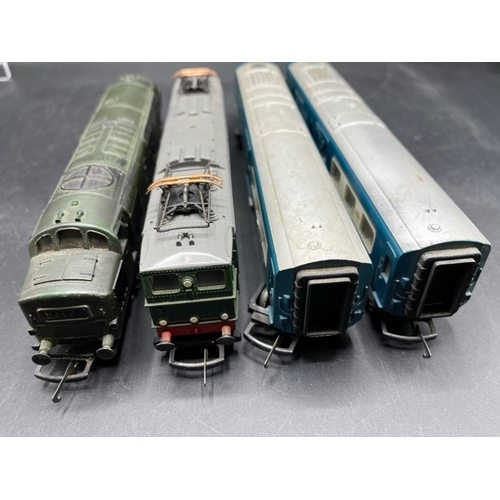 147 - Four OO Triang Diesel/Electric Locomotives, each Tested Runner
(1300g)
Tri-ang R351 Class 77 EM2 270... 