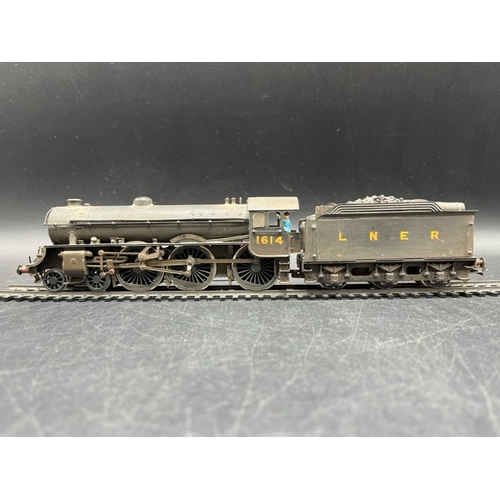 56 - Hornby modified LNER 4-6-0 'Castle Hedingham' #1614 OO gauge locomotive, Tested Runner 
(500g)
Teste... 