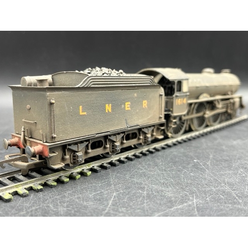 56 - Hornby modified LNER 4-6-0 'Castle Hedingham' #1614 OO gauge locomotive, Tested Runner 
(500g)
Teste... 