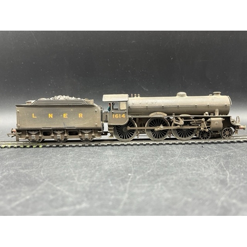 56 - Hornby modified LNER 4-6-0 'Castle Hedingham' #1614 OO gauge locomotive, Tested Runner 
(500g)
Teste... 