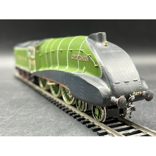 61 - Kit-built OO gauge LNER Class B17 4-6-0 'City of London' #2870 locomotive, Tested Runner 
(600g)
Als... 