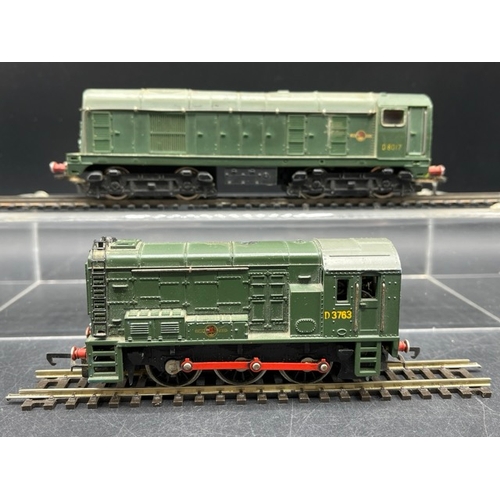 21 - Two OO Diesel Locomotives, Tested Runners
(850g)
Hornby Dublo 2230 Class 20 D8017 in BR green, Runne... 