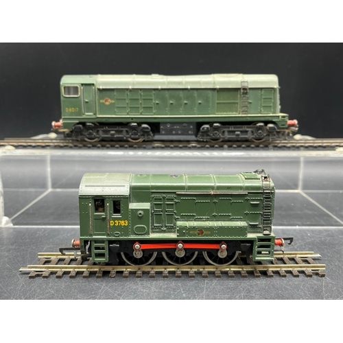 21 - Two OO Diesel Locomotives, Tested Runners
(850g)
Hornby Dublo 2230 Class 20 D8017 in BR green, Runne... 