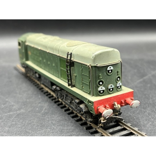 21 - Two OO Diesel Locomotives, Tested Runners
(850g)
Hornby Dublo 2230 Class 20 D8017 in BR green, Runne... 