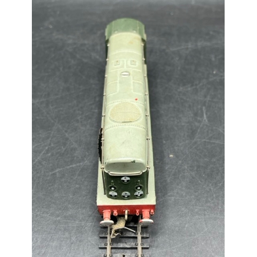 21 - Two OO Diesel Locomotives, Tested Runners
(850g)
Hornby Dublo 2230 Class 20 D8017 in BR green, Runne... 