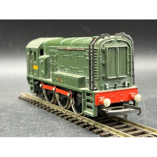 21 - Two OO Diesel Locomotives, Tested Runners
(850g)
Hornby Dublo 2230 Class 20 D8017 in BR green, Runne... 