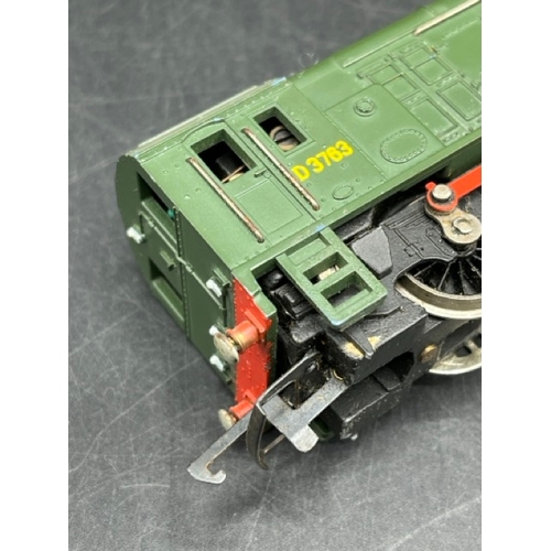 21 - Two OO Diesel Locomotives, Tested Runners
(850g)
Hornby Dublo 2230 Class 20 D8017 in BR green, Runne... 