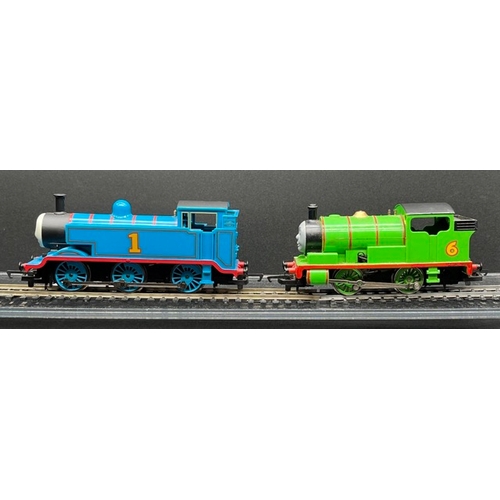 123 - Thomas & Friends Hornby and Bachmann locos with Annie & Clarabel, Four tested runners
(1600g)
Hornby... 