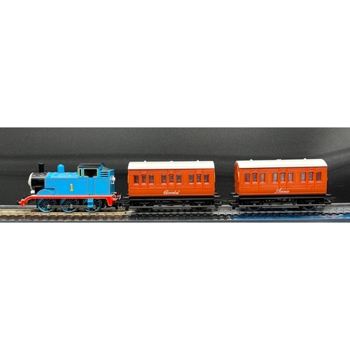 123 - Thomas & Friends Hornby and Bachmann locos with Annie & Clarabel, Four tested runners
(1600g)
Hornby... 