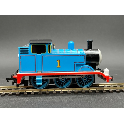 123 - Thomas & Friends Hornby and Bachmann locos with Annie & Clarabel, Four tested runners
(1600g)
Hornby... 