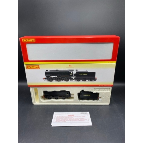 144 - Hornby R2343 Class Q1 Bulleid Austerity 0-6-0 C8 in SR black - Tested Runner
(500g)
Boxed
Two small ... 