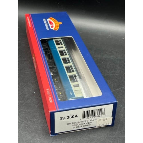 193 - Three OO gauge BR Mk2 Blue & Grey Bachmann boxed coaches 'Ready-to-Roll'
(700g)
Appearing 'As New'
B... 