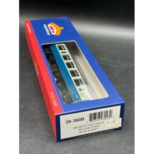 193 - Three OO gauge BR Mk2 Blue & Grey Bachmann boxed coaches 'Ready-to-Roll'
(700g)
Appearing 'As New'
B... 