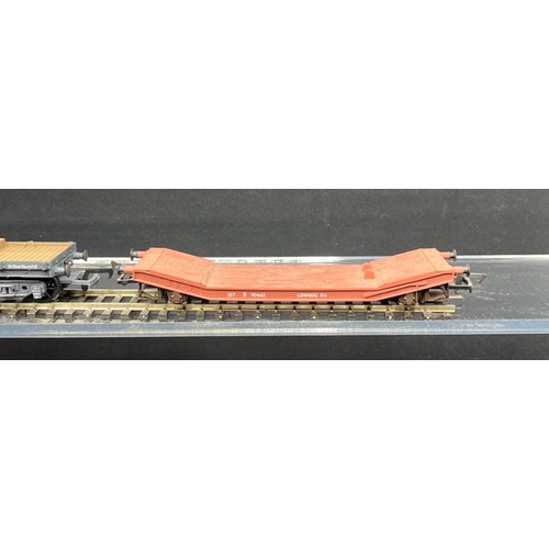 205 - Nine OO gauge Bolster and Well wagons 'Ready-to-Roll' 
(1000g)
Mainline 37182 Bogie well wagon W4194... 