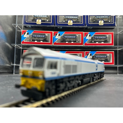 150 - Lima L204804 Class 59 59002 'Yeoman Enterprise' in Foster Yeoman silver and blue, with 11 Yeoman liv... 