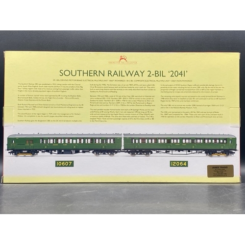 32 - Hornby R3161AX Class 401 2-BIL 2-car EMU 2041 in SR green livery. DCC fitted
(750g)
Boxed and appear... 