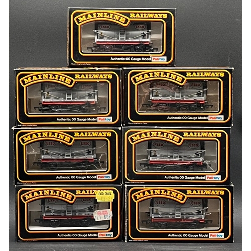 207 - 70 OO gauge Mainline Rolling stock tankers, wagons and vans each boxed
(5200g)
Includes:-
Tank Wagon... 