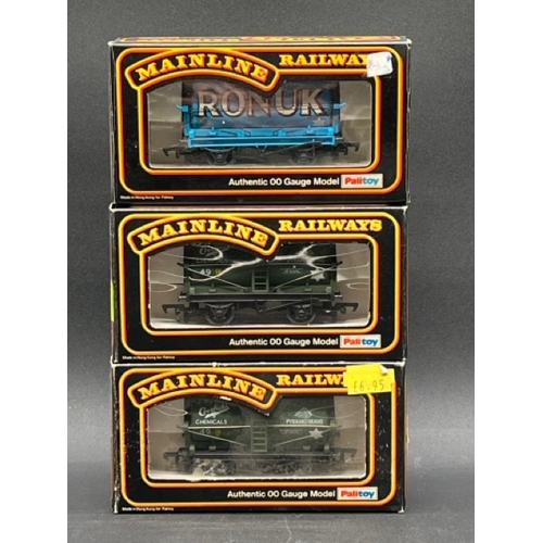 207 - 70 OO gauge Mainline Rolling stock tankers, wagons and vans each boxed
(5200g)
Includes:-
Tank Wagon... 